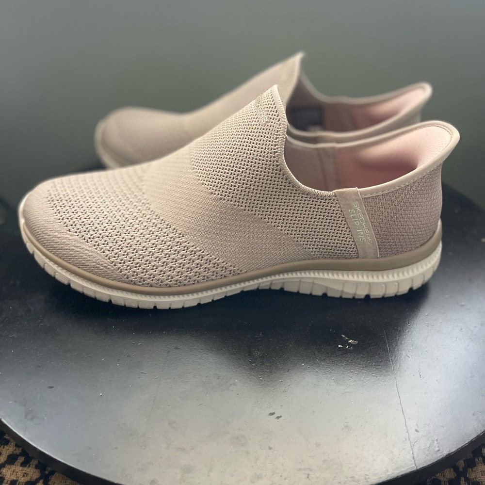 Skechers Virtue Slip Ins Taupe 9.5 wide